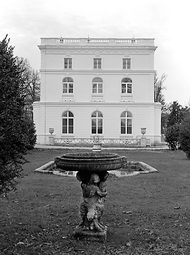 Vue d'ensemble de la façade sud.