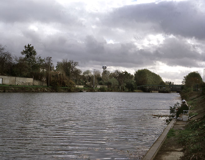 Vue générale de l'île depuis le chemin de halage rive droite de la Seine.