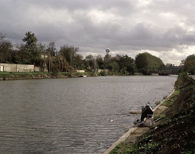 Vue générale de l'île depuis le chemin de halage rive droite de la Seine.