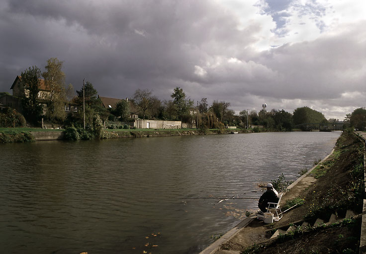 Vue générale de l'île depuis le chemin de halage rive droite de la Seine.