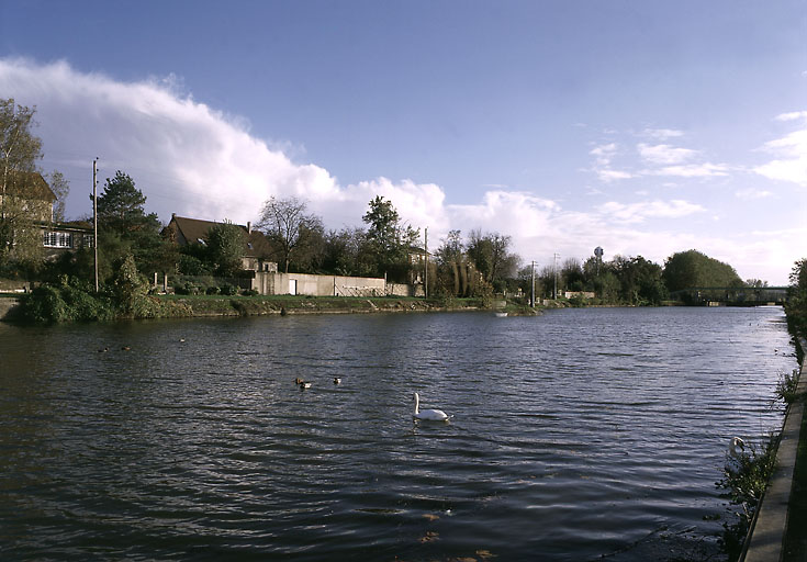 Vue générale de l'île depuis le chemin de halage rive droite de la Seine.