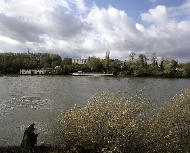 Vue générale depuis Poissy avec vue de l'ancienne piscine Deligny de Paris.