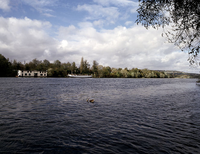 Vue générale depuis Poissy avec vue de l'ancienne piscine Deligny de Paris.