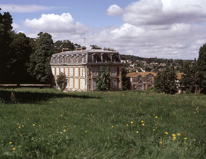 Vue d'ensemble rapprochée côté parc.