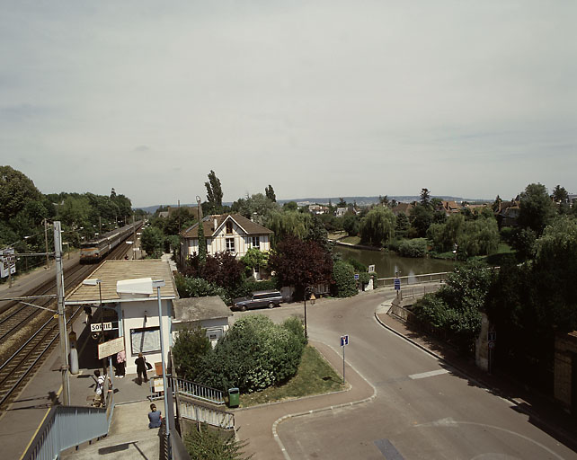 Vue des voies de chemin de fer, de la Nourrée, de le Seine et de l'ile de Villennes depuis la passerelle de la gare.