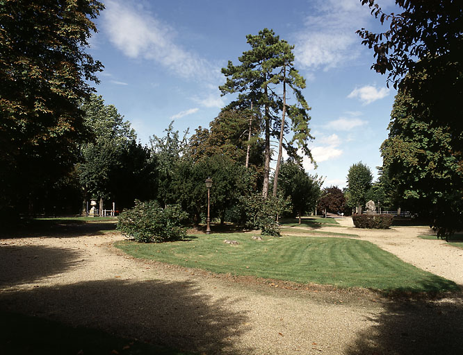 Vue du jardin public situé au centre du rond-point.