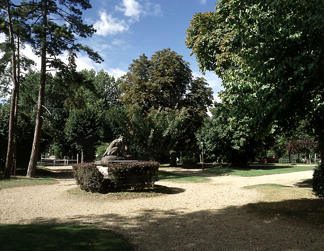 Vue du jardin public situé au centre du rond-point.