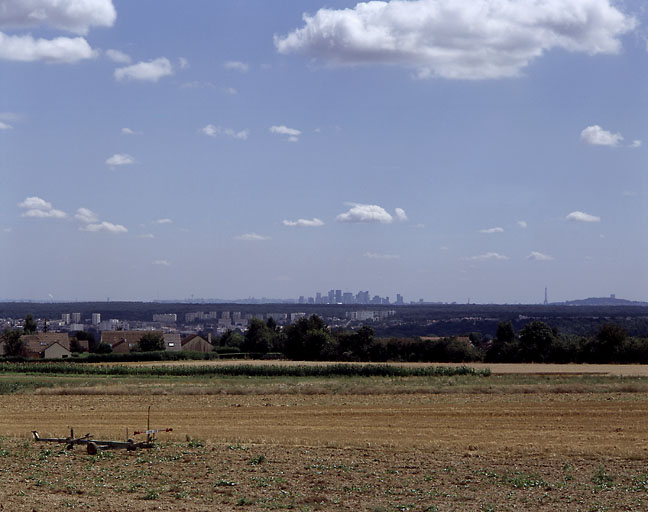 Vue panoramique depuis le plateau de Villennes vers les tours de La Défense.