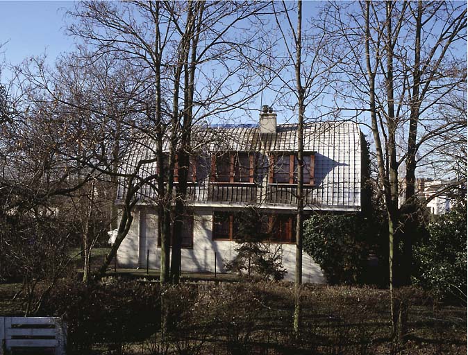 Maison française : vue générale depuis l'avenue de Rosny.