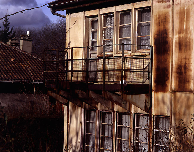 Maisons n°17, françaises : détail du parement de la façade principale et du balcon du premier étage.