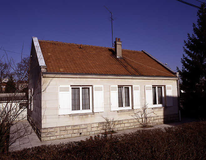 Maison n°22, française : vue de la façade principale depuis l'allée du Tchad.