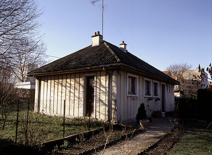 Maison n°41, française : vue de la façade depuis l'allée des Cottages.