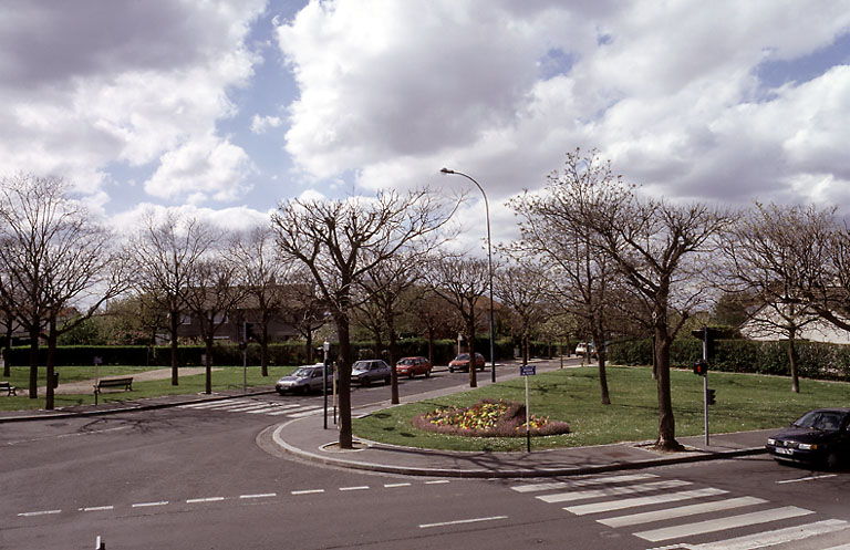 Le carrefour de l'avenue de Rosny et de l'avenue du Général-Leclerc. Au fond à gauche, les maisons Wates.