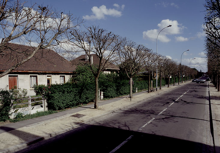 L'avenue du Général-Leclerc, coté impair du n° 1 vers le n°3. A gauche, la maison Coignet.