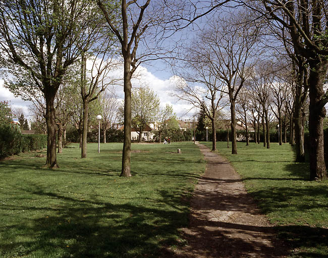 Place laissée en espace libre entre les jardins des maisons avenue du Général-Leclerc et rue Auguste-Gouillard. Vue depuis la rue Auguste-Gouillard vers l'Allée du Tchad.