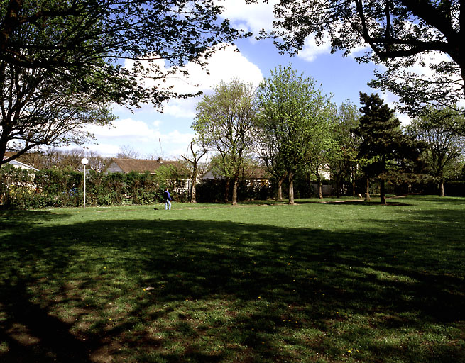 Place laissée en espace libre entre les jardins des maisons avenue du Général-Leclerc et rue Auguste-Gouillard. Vue depuis la rue Auguste-Gouillard vers le nord.