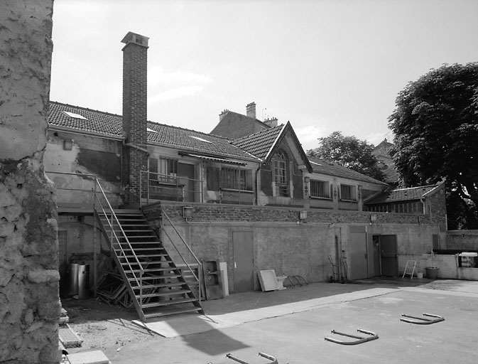 Vue générale de l'arrière des bâtiments.