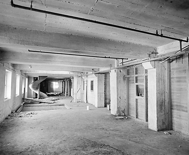 Partie magasin à farine. Vue générale du 2e étage. Au fond à droite, le toboggan hélicoïdal de manutation ; à droite, les chambres à farine.