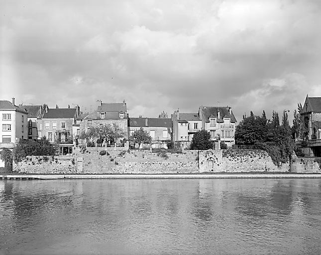 Vestiges du rempart, sur la rive sud de l'île Saint-Etienne, entre la collégiale Notre-Dame et le pont du maréchal Leclerc.