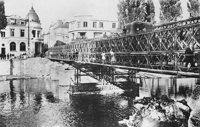 Passerelle temporaire élevée entre l'île Saint-Etienne et la rive droite, sur les ruines du pont de pierre détruit en 1944 lors de la Seconde guerre mondiale.