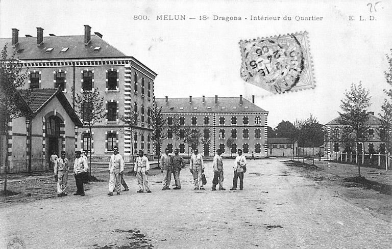 Intérieur du quartier du 18e Dragons, vers 1905.