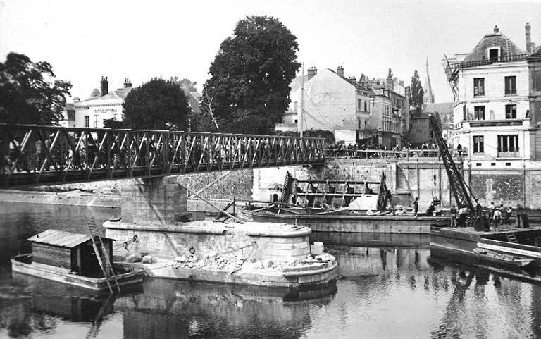 Passerelle temporaire élevée entre l'île Saint-Etienne et la rive gauche, sur les ruines du pont de fer détruit en 1940 lors de la Seconde guerre mondiale.