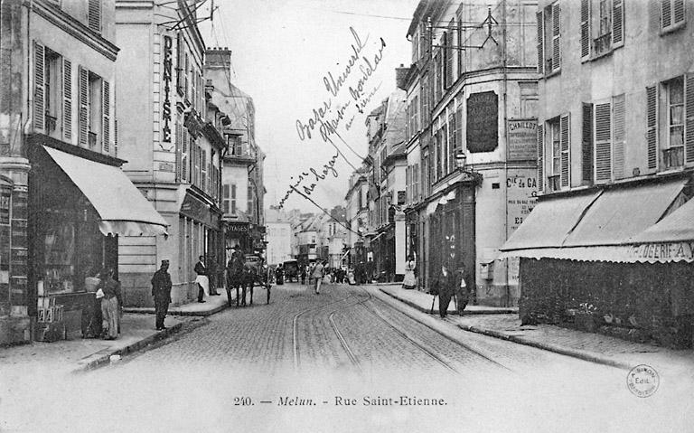 La rue Saint-Etienne, vers le début du 20e siècle. Mention manuscrite : Bazar universel. Maison Bordelais.