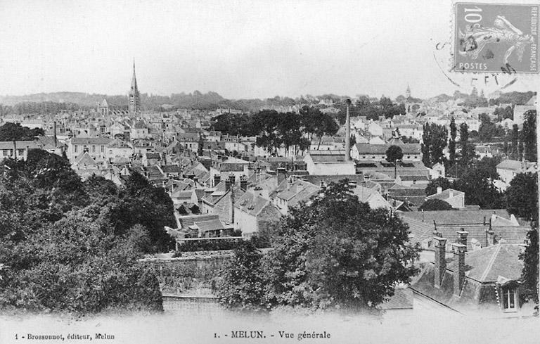 Vue générale de Melun, depuis la colline Saint-Liesne. Au fond à gauche, le clocher de Saint-Aspais. La cheminée sur la droite est celle de la brasserie Walter.