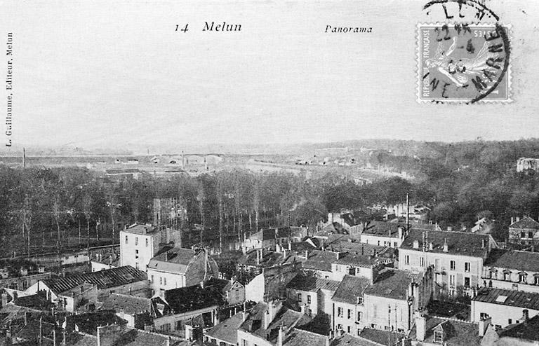 Vue générale de Melun, vers 1908. Au premier plan, la partie nord-ouest de la ville ancienne, le long du boulevard Victor-Hugo. Dans le fond, panorama sur la Seine, Le Mée et Dammarie, avec le pont ferroviaire.