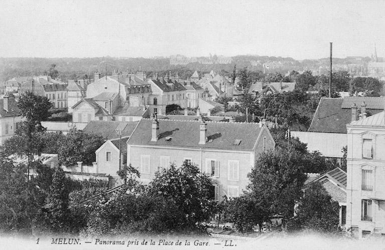 Panorama de Melun pris de la Place de la Gare, vers le début du 20e siècle. L'avenue Thiers se trouve sur la gauche. Tout au fond, la préfecture (au centre) et le clocher de Saint-Aspais (à droite).