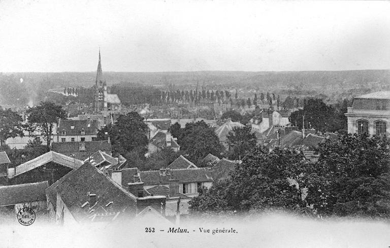 Vue générale de Melun depuis le nord-ouest, vers le début du 20e siècle. Au premier plan à droite : le bâtiment des archives départementales (aujourd'hui hôtel du département). Au second plan à gauche : le clocher de Saint-Aspais. Dans le fond, au centre : l'île Saint-Etienne et les deux tours de l'église Notre-Dame.