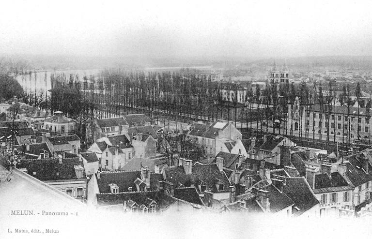 Panorama sur les bords de Seine depuis le nord-ouest, vers le début du 20e siècle. Au premier plan : les maisons de la rue René-Pouteau. Au second plan : la pointe orientale de l'île Saint-Etienne, avec l'école de la Courtille (à droite), la collégiale Notre-Dame et la maison centrale (à gauche). La photographie a probablement été prise depuis le toit de l'église Saint-Aspais.