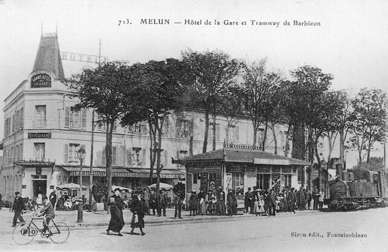 Vue de la place de la Gare, vers 1918 : hôtel de la Gare et tramway de Barbizon.