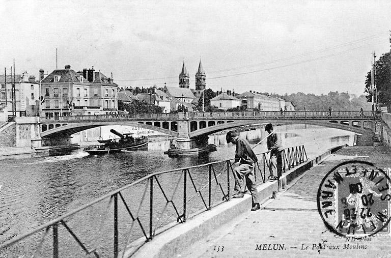 Vue du pont de fer ou pont aux moulins depuis l'ouest, vers 1908.