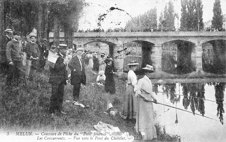 Concours de pêche près du pont de pierre ou pont du Châtelet, vers 1907.