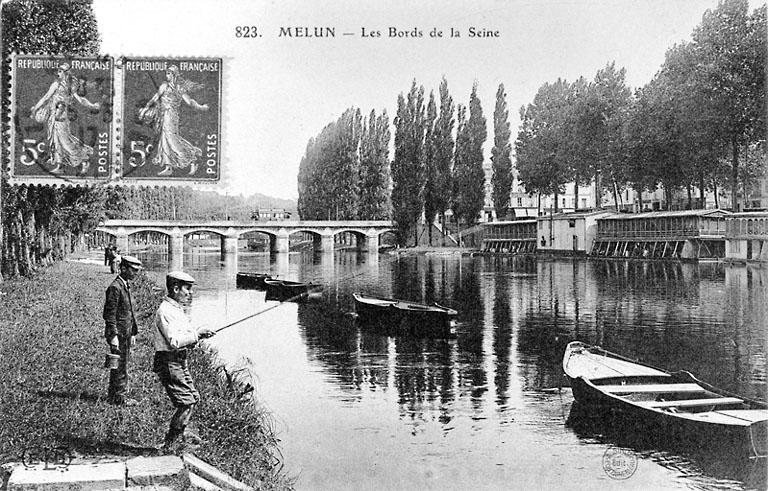 Vue des bords de Seine en aval du pont de pierre, vers 1917.