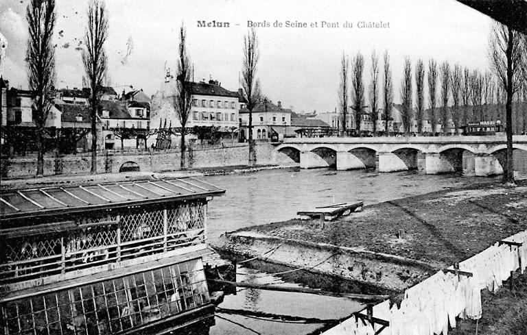 Vue des bords de Seine, avec un bateau-lavoir, près du pont de pierre ou pont du Châtelet, vers le début du 20e siècle.