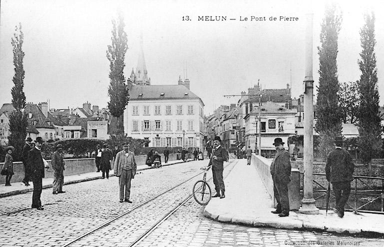 Vue du pont de pierre ou pont du Châtelet, depuis le sud, vers le début du 20e siècle.