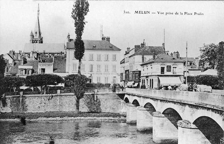 Vue du pont de pierre ou pont du Châtelet, depuis la place Praslin, vers 1911.