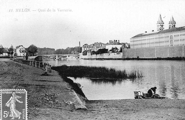 Le quai Saint-Ambroise et la maison centrale, vers 1908.