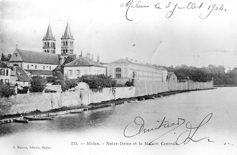 Vue de la partie orientale de l'île Saint-Etienne : la maison centrale, la collégiale Notre-Dame, les vestiges du rempart. Vers 1904.