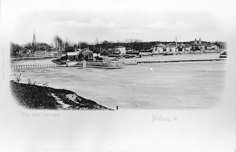 Panorama de Melun, depuis la rive droite de la Seine, en aval de l'île Saint-Etienne.