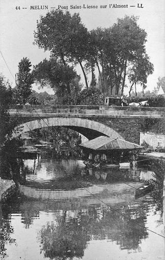 Le pont Saint-Liesne, vers le début du 20e siècle.