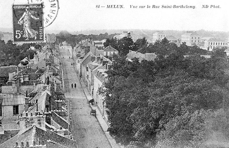 Panorama sur la partie nord de la rue Saint-Barthélemy, depuis le clocher de l'église éponyme, vers le début du 20e siècle.