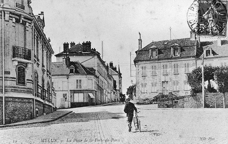 Carte postale représentant la place de la Porte de Paris, vers 1907. L'école de la rue Saint-Barthélemy, ou 'école des frères', est le bâtiment (aujourd'hui disparu) occupant la partie droite de la photo.