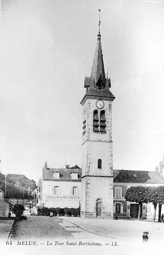 Le clocher, seul vestige de l'église, vers 1915.