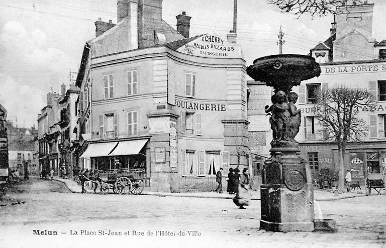 Vue de l'angle nord-ouest de la place Saint-Jean (au coin de la rue de l'Hôtel-de-ville, act. Paul-Doumer), vers le début du 20e siècle.