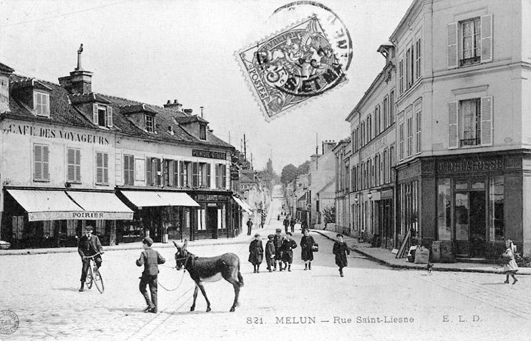 Vue de la rue Saint-Liesne (à l'angle de la place Saint-Jean), vers 1907.