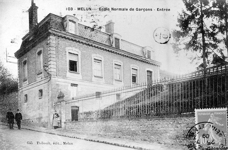 Entrée de l'école normale, vers 1909.