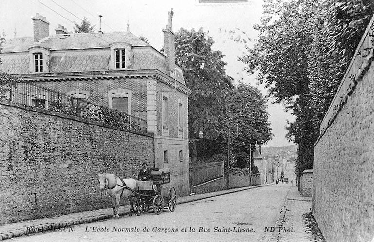 L'école normale vue depuis le haut de la rue Saint-Liesne, vers le début du 20e siècle.